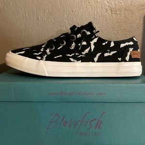 NIB Blowfish GLOW BATS!